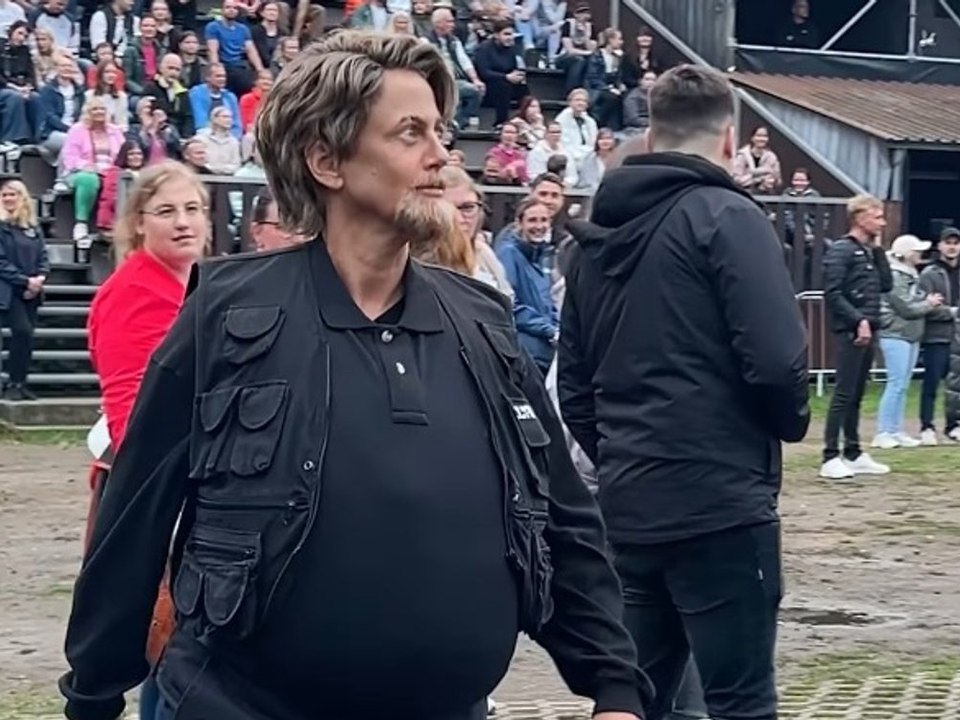 Barbara Schöneberger überrascht in männlichem Security-Look