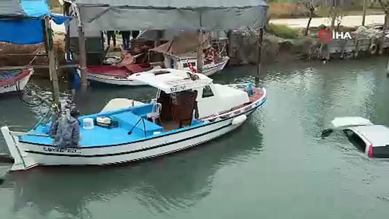 Antalya’da Korku Dolu Anlar: Otomobil Irmağa Uçtu, 3 Kişi Saniyelerle Yarıştı!