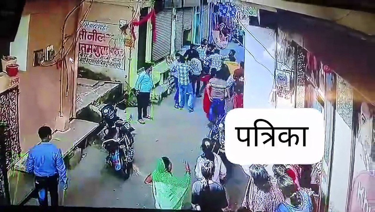 सरेराह गुंडागर्दी; महिला और उसके परिवार को बेरहमी से पीटा