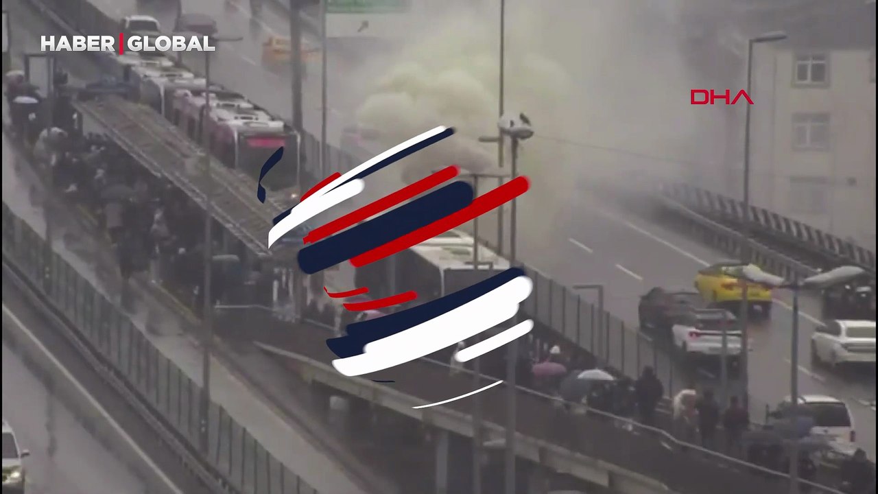 İstanbul'da metrobüs yangını