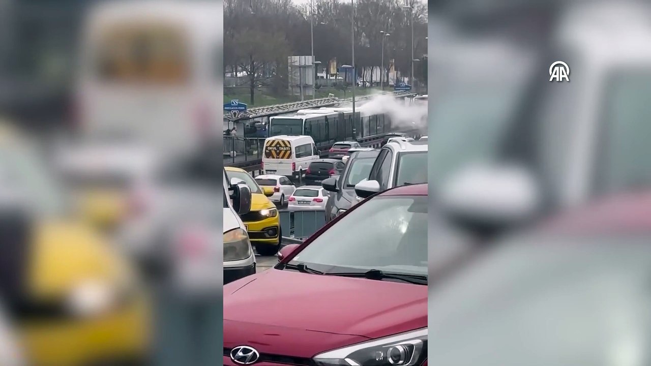 Metrobüste yangın paniği: Yolcular tahliye edildi!