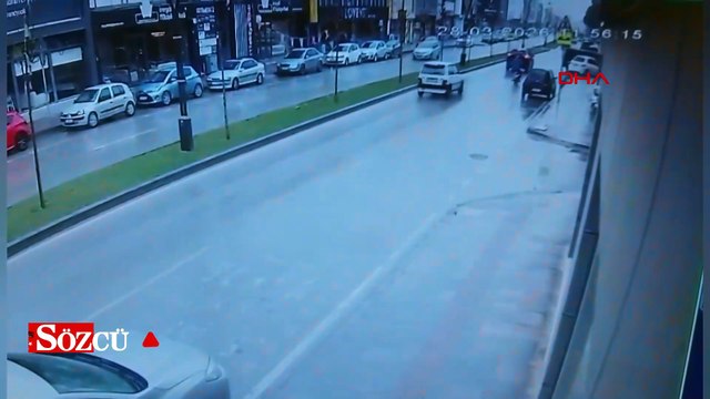 Otomobille çarpışan motosikletin sürücüsü yaralandı; kaza kamerada