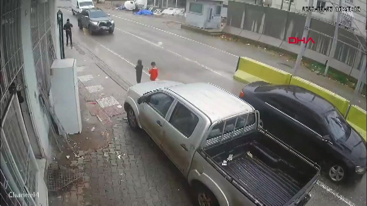 Yola fırlayan çocuk kazadan son anda kurtuldu