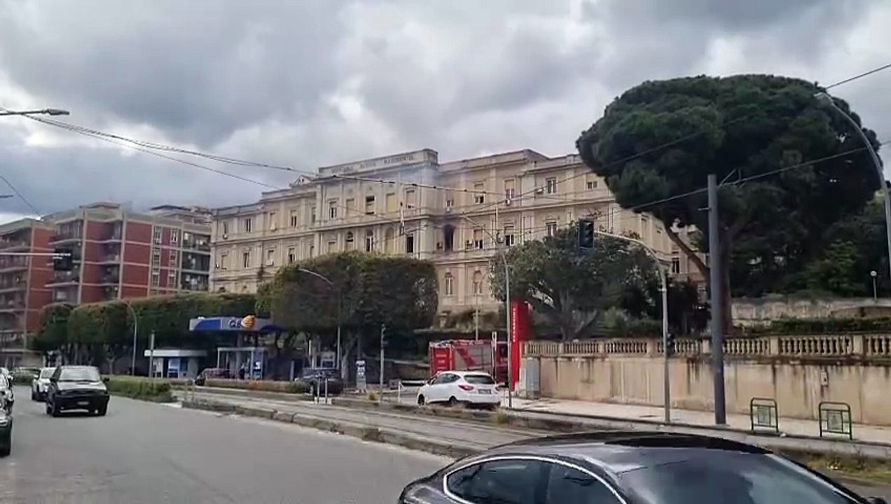 Ex Ospedale Margherita di Messina, nuovo incendio nel primo padiglione: fumo e paura sulla litoranea