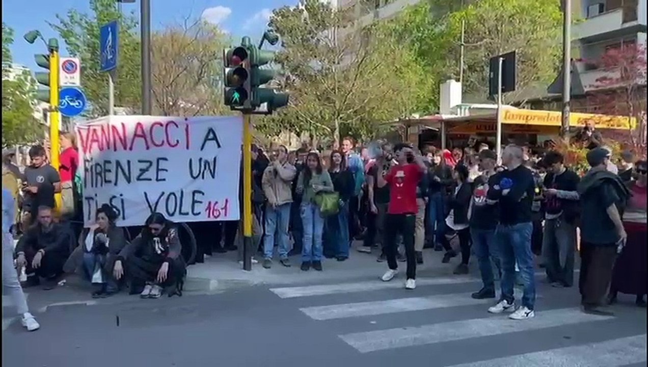 Firenze, polizia di fronte alla sede del partito di Vannacci: manifestazione della sinistra contro l'inaugurazione