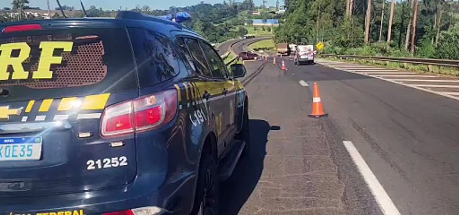 Idoso morre após colisão frontal entre carro e caminhão na BR-376, em Apucarana