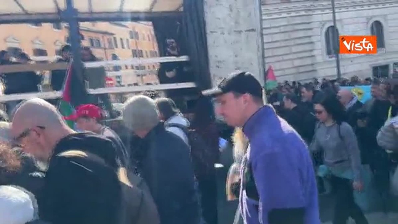 Manifestazione No Kings a Roma, lo striscione «Per un mondo libero dalle guerre»