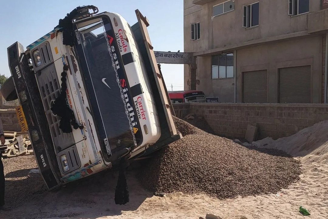 Video: टांके में धंसा कंकरीट से भरा डम्पर, टला बड़ा हादसा