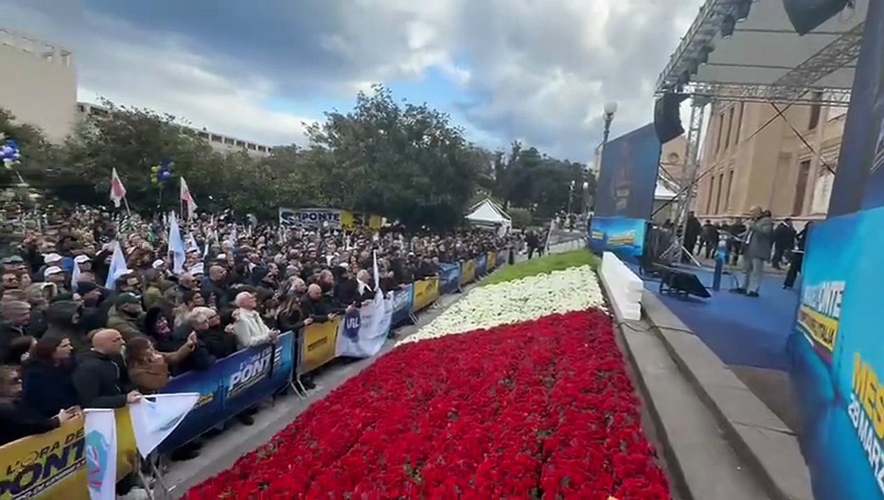 Messina illustra le ragioni del Sì, in piazza per il Ponte sullo Stretto: c'è Salvini