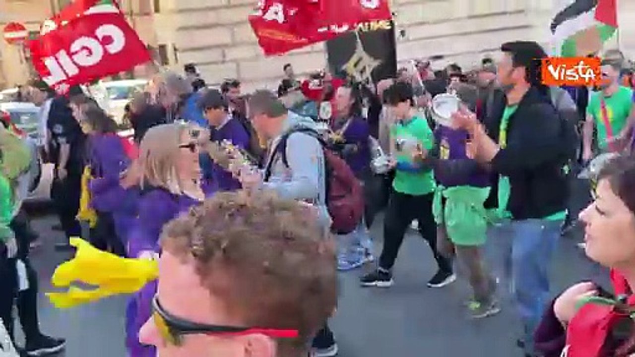 Tamburi e balli al corteo nazionale No Kings a Roma