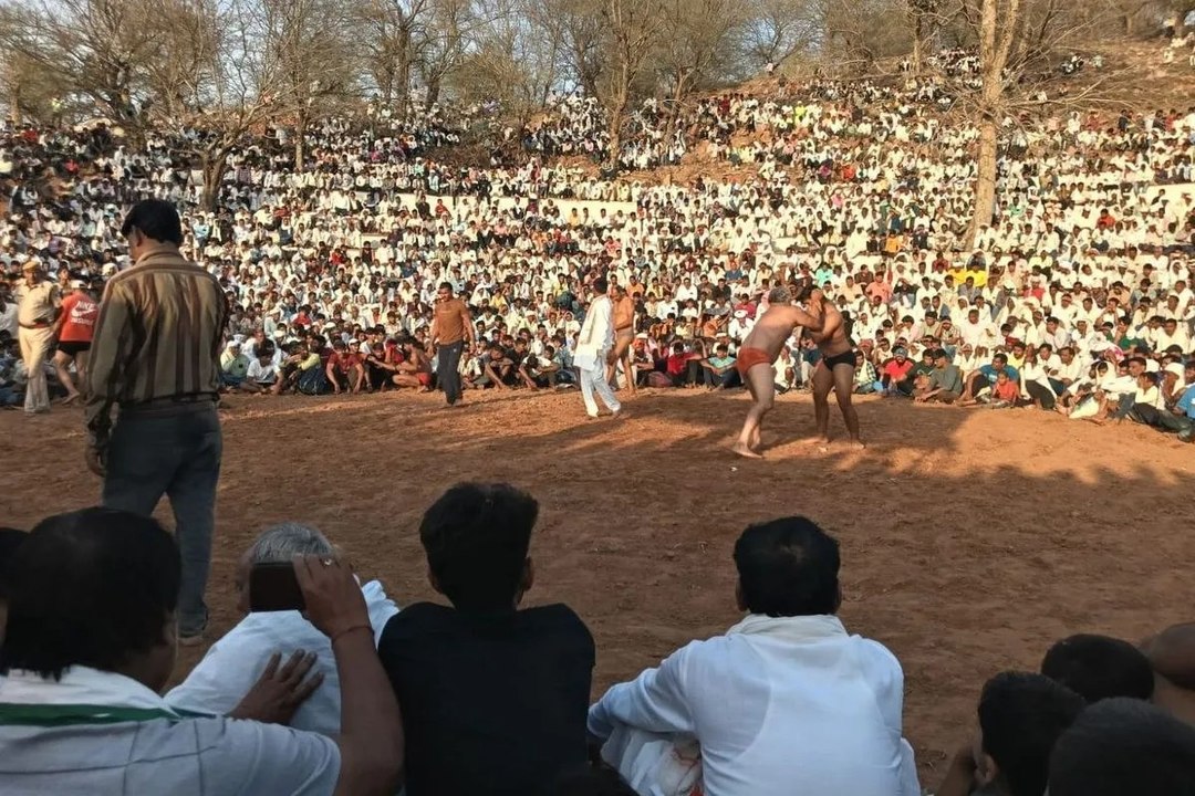 कुश्ती का दंगल देखने पहुंचे मंत्री किरोड़ीलाल, पहलवानों ने दिखाया दांव पेंचों का कमाल