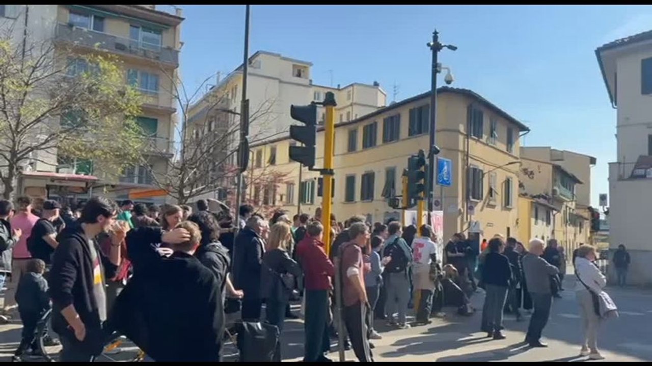 Firenze, fischi e cori contro FnV: "Vannacci un ti si vole"
