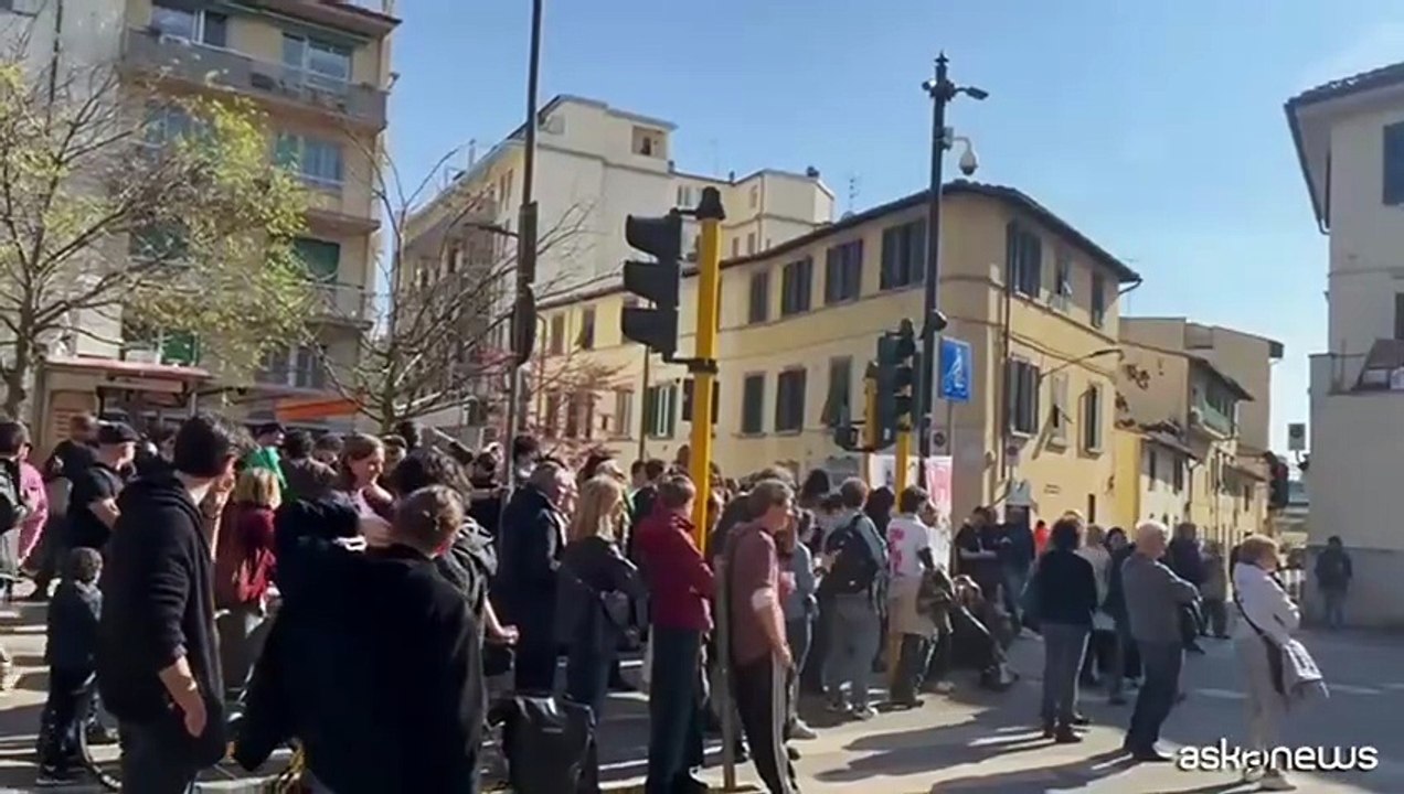 Firenze, fischi e cori contro FnV: "Vannacci un ti si vole"