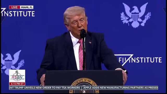 Trump deride il principe saudita Bin Salman: «Non pensava che avrebbe dovuto baciarmi il c.., invece ora deve essere gentile con me»