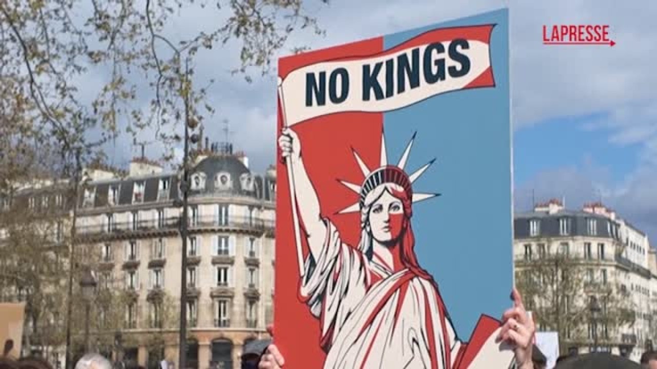 Parigi, centinaia in piazza per la manifestazione "No Kings"