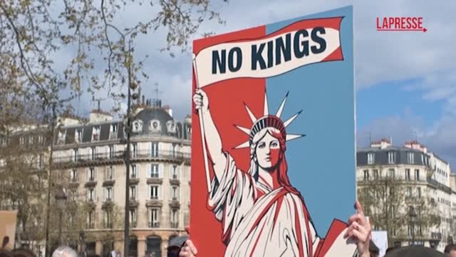 Parigi, centinaia in piazza per la manifestazione No Kings