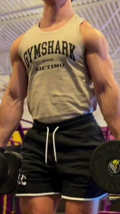 Naturally Performing Dumbbell Squats🦵✅ To make dumbbell squats better, focus less on just “going up and down” and more on staying controlled, balanced, and intentional through the whole rep.