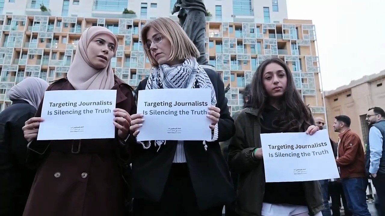 Protesta en Beirut en condena por el asesinato de Israel a tres periodistas en el sur de Líbano