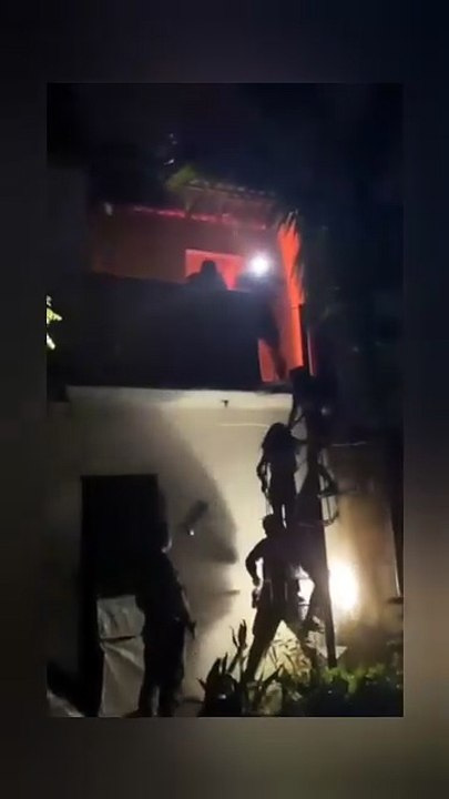 Fortaleza: PMs resgatam quatro pessoas e nove animais de incêndio em casa