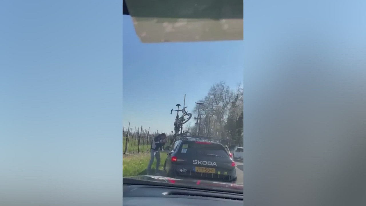 Intentan asaltar y robar al coche del equipo Visma en plena etapa ciclista