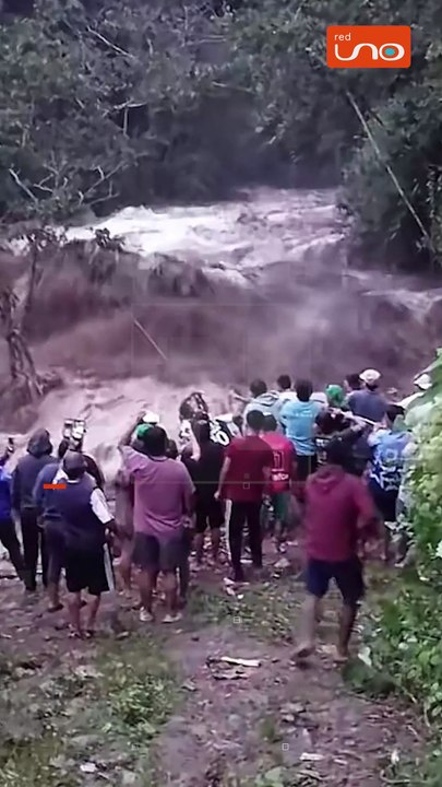 Un hombre fue rescatado en medio de una intensa riada en los Yungas de La Paz