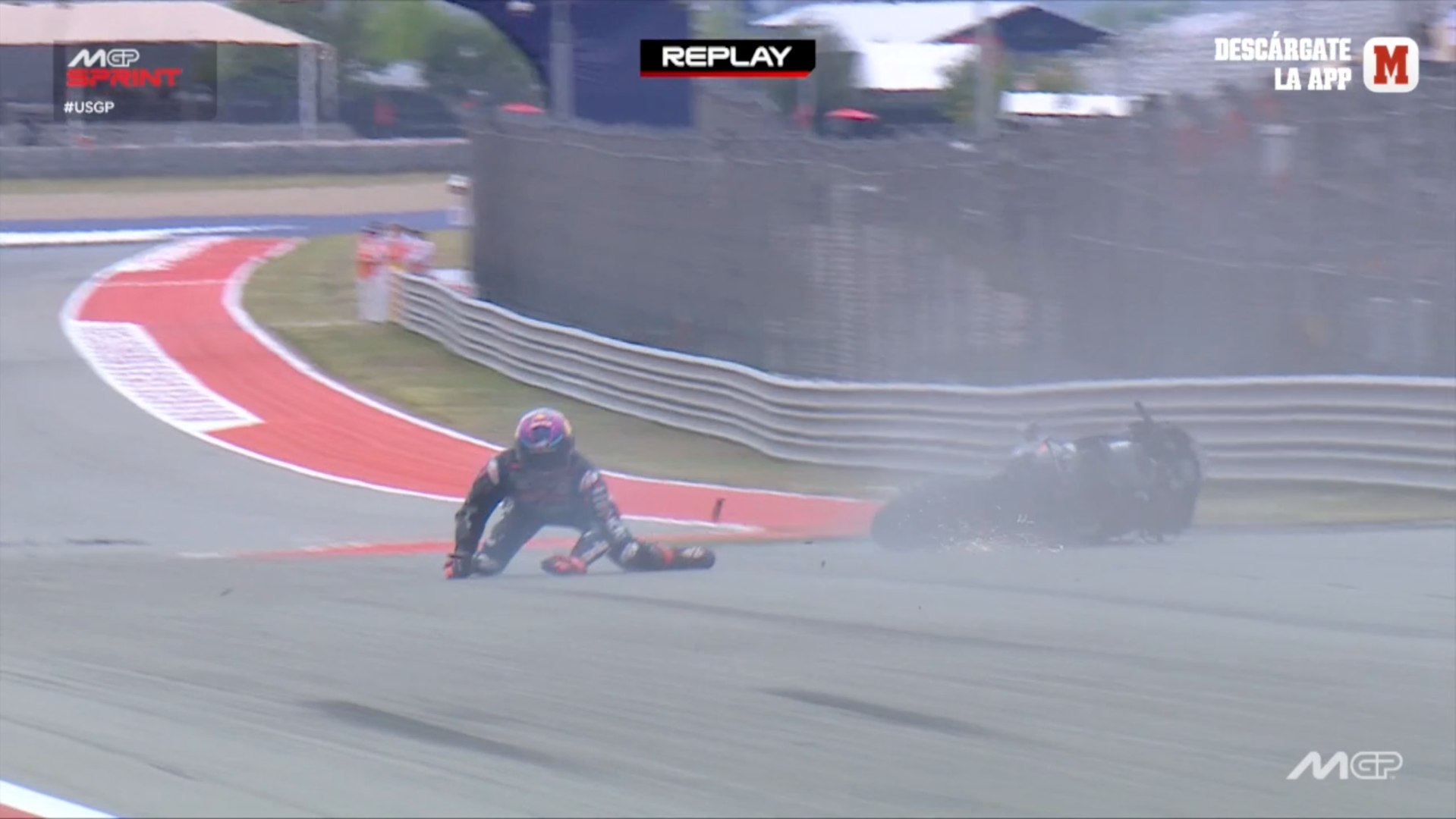 Jorge Martín, celebración por los suelos: ¡se cae haciendo el caballito!<br>