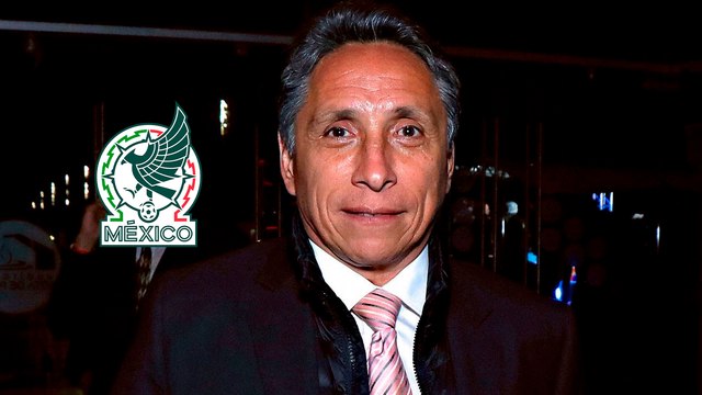 Manuel Negrete recibe homenaje en la reapertura del Estadio Azteca por el mejor gol en Mundiales