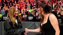 WWE Stephanie McMahon KISS ME O TE DESPIDO