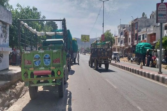swm news: मुख्य गेट पर वाहनों का जमावड़ा, हादसे का बना अंदेशा