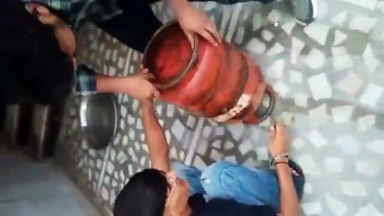 एलपीजी सिलेंडर से गैस के बजाय पानी की धार निकल रही है