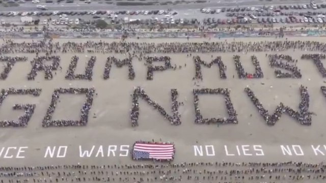 “Deve andarsene subito”: maxi protesta contro Trump, messaggio gigante sulla spiaggia di San Francisco