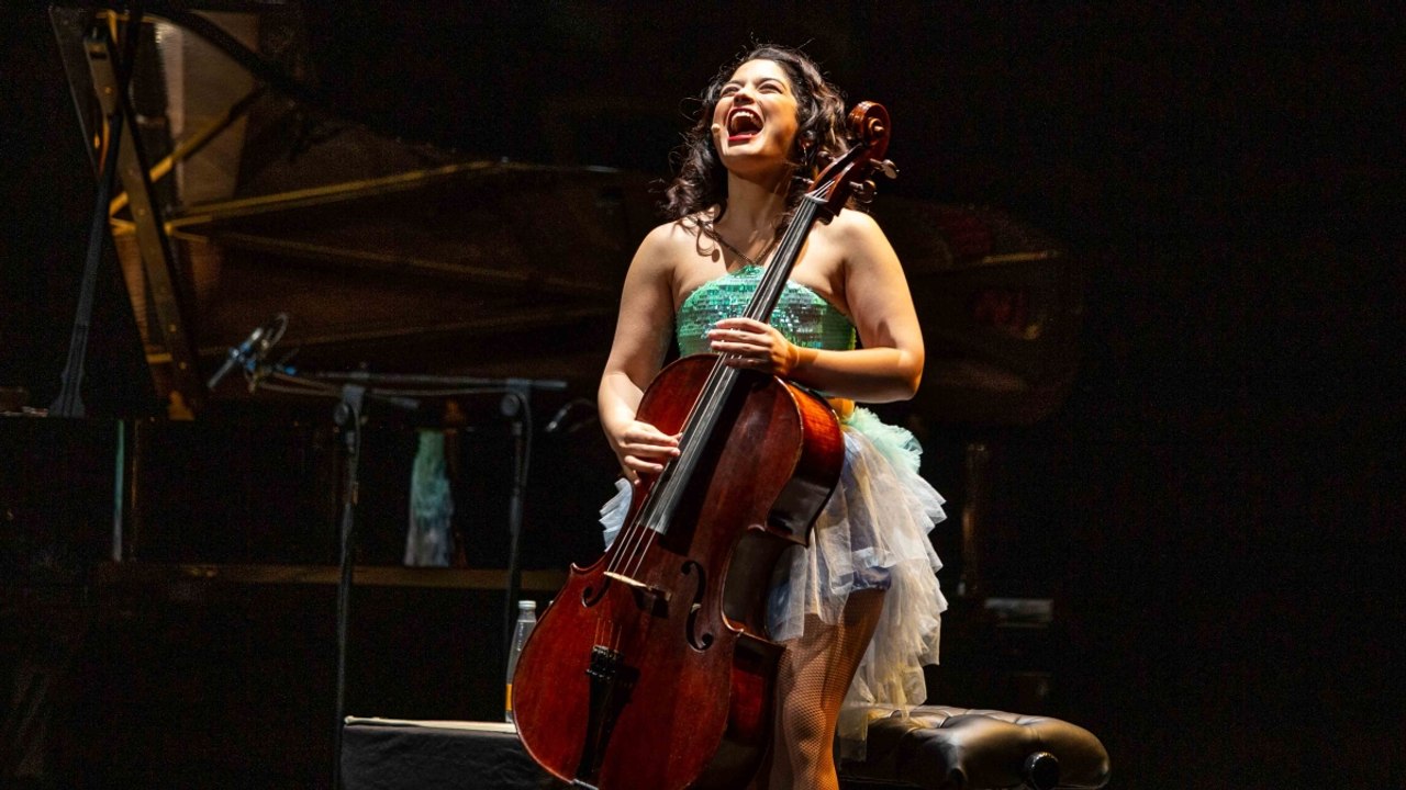 Ana Carla Maza, al Parco della Musica applausi per la violoncellista, cantante e compositrice cubana