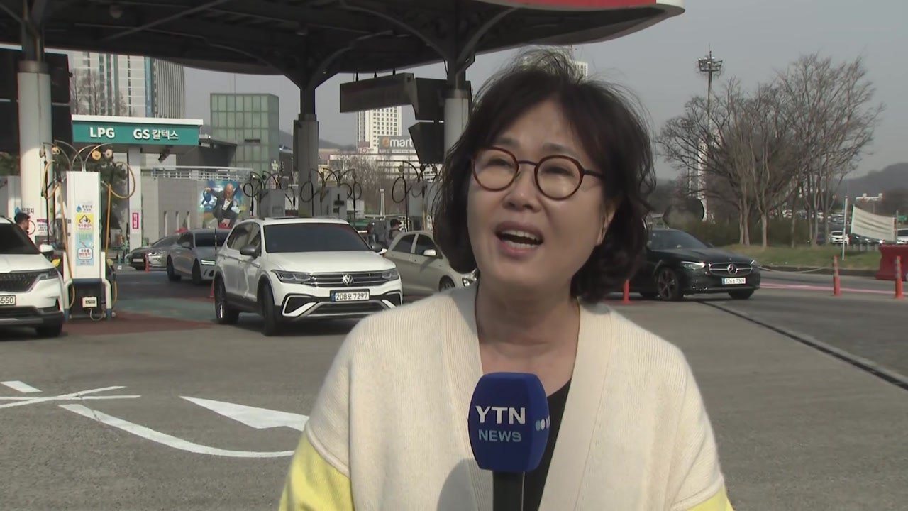 휴일에도 주유 행렬...나들이 부담에 출근도 걱정 / YTN