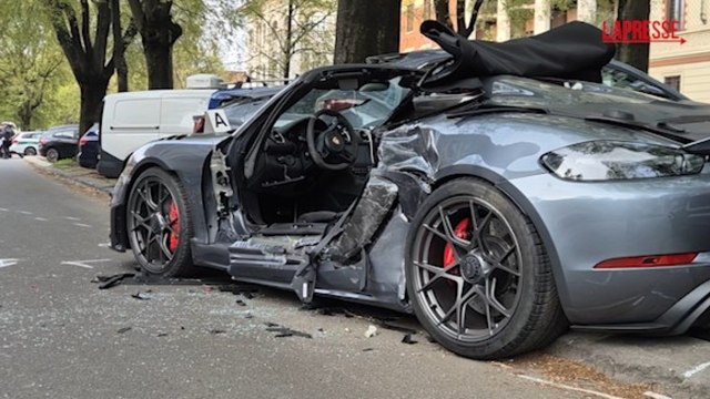 Incidente in centro a Milano, tre ventenni su Porsche si schiantano contro delle auto in sosta: morto il conducente