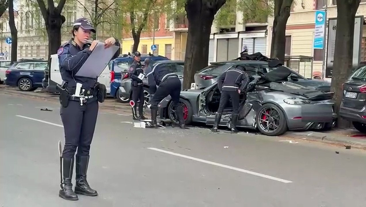 Milano, Porsche si schianta contro le auto parcheggiate: tre ventenni feriti