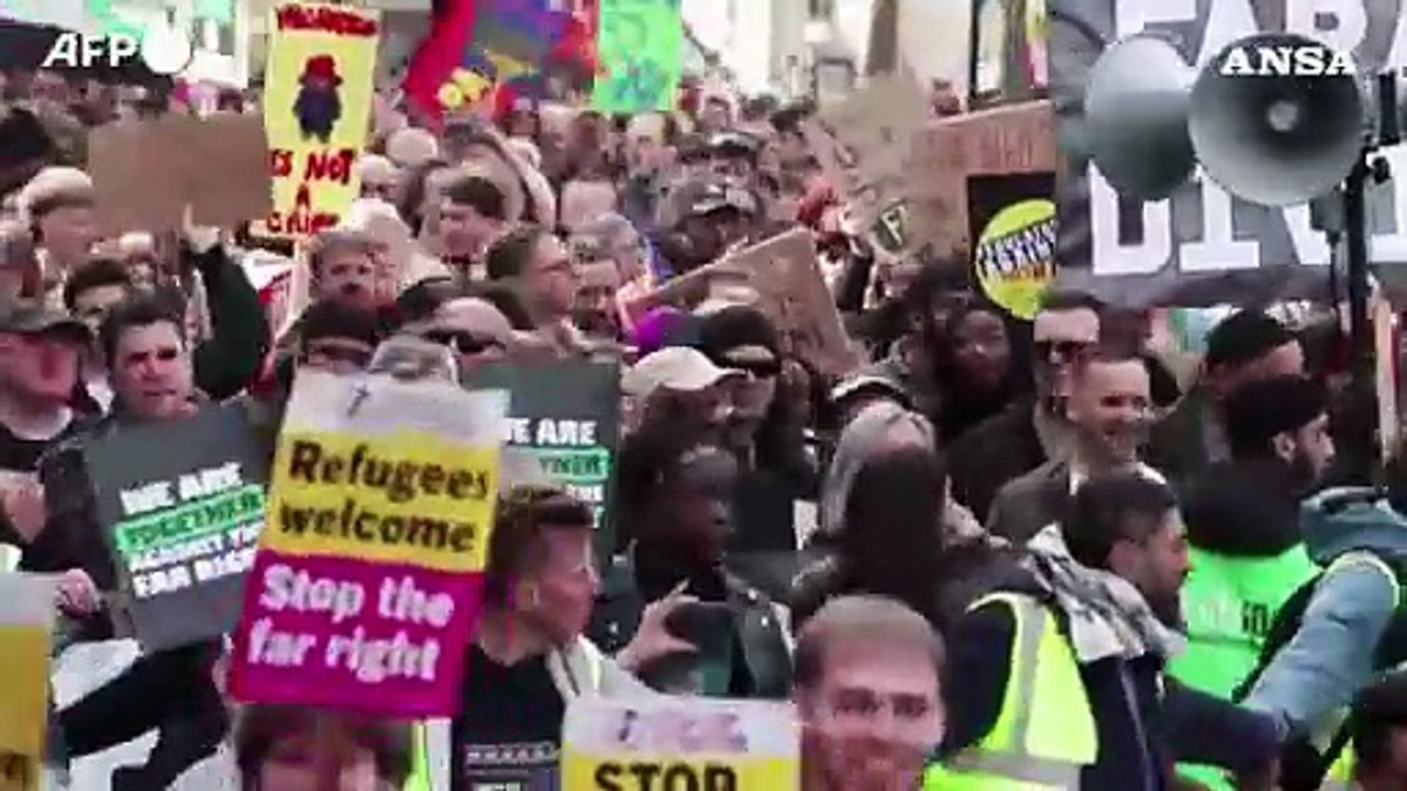 Decine di migliaia in piazza a Londra contro l'estrema destra
