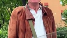 En Roumanie, Vasile, 74 ans, a pris une décision déchirante : vendre sa voiture qu’il possédait depuis plus de 34 ans