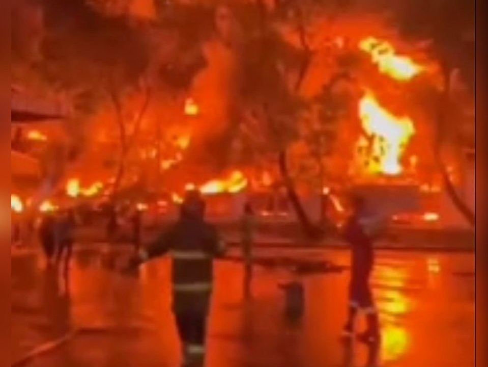 Großbrand wütet in Kunststofffabrik: Giftiger Rauch tritt aus