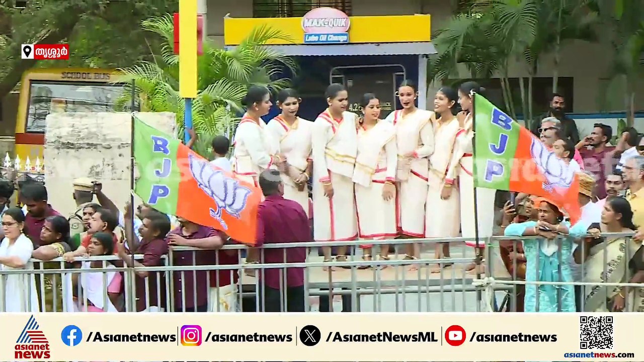 സ്വരാജ് റൗണ്ട് ആവേശത്തിൽ; പ്രധാനമന്ത്രിയുടെ റോഡ് ഷോ തുടരുന്നു