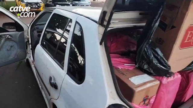 Carro carregado com 600 pacotes de cigarros contrabandeados é abandonado em Toledo