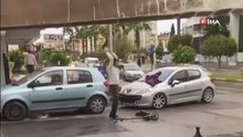 Öfkesini ondan çıkardı: Trafiğin ortasında yerden yere vurdu!