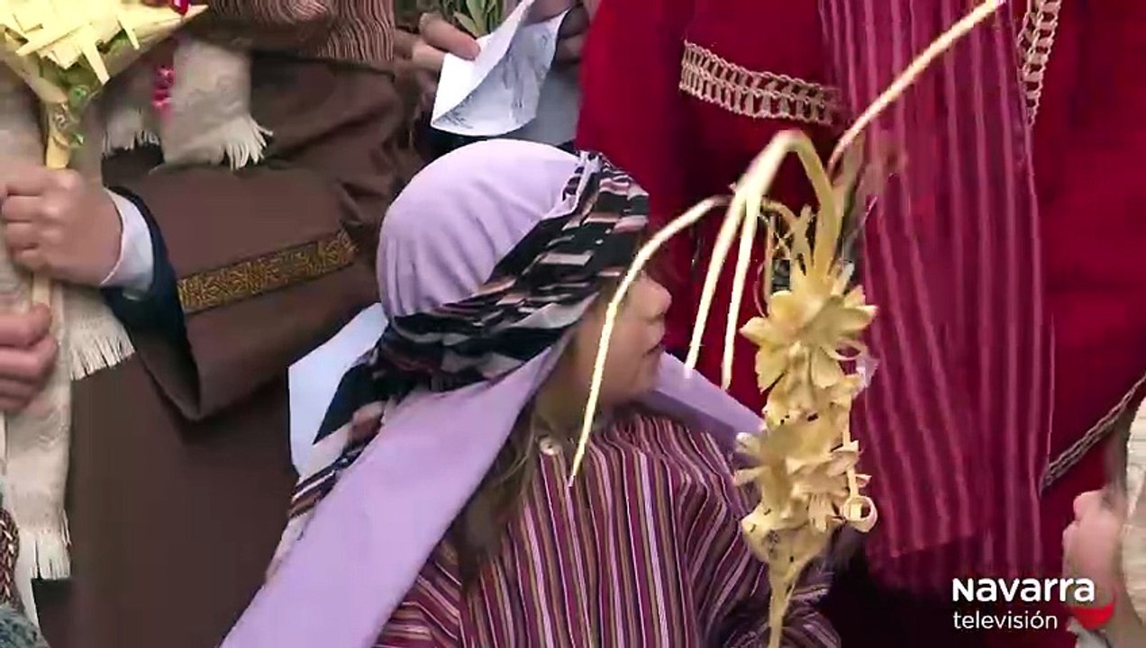 Los fieles acompañan a la procesión del Domingo de Ramos