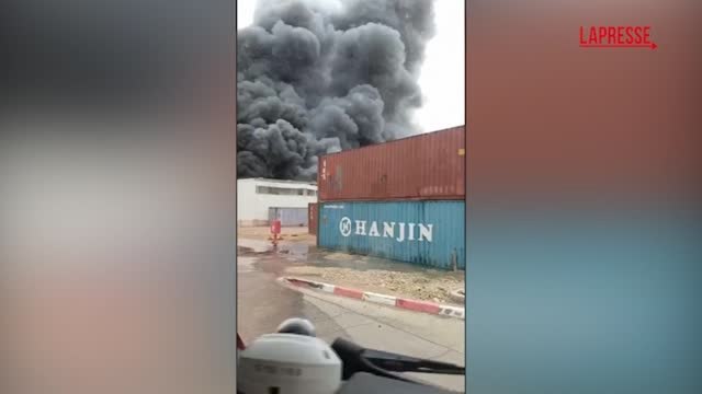 Israele, una colonna di fumo nero si alza da un sito industriale colpito da un frammento di un missile iraniano