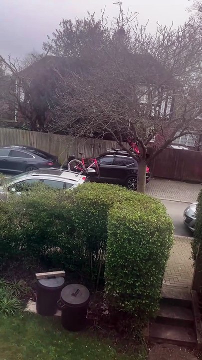 🚨 Londres : Deux voleurs en cagoule arrachent des vélos à 8000£ d'un porte-toit et menacent le manager avec une machette à Putney