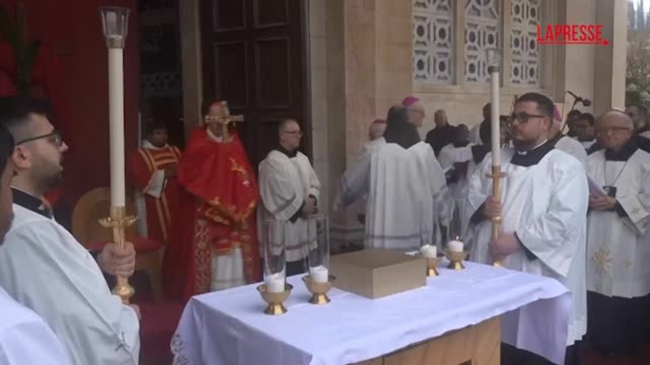 Il cardinale Pizzaballa celebra la messa dopo che gli è stato negato l’accesso alla Chiesa del Santo Sepolcro a Gerusalemme