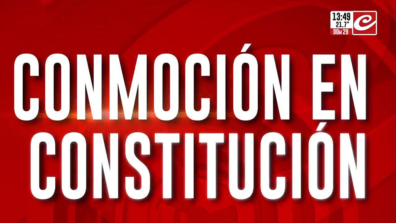 Conmoción en Constitución: brutal choque entre un colectivo y un patrullero