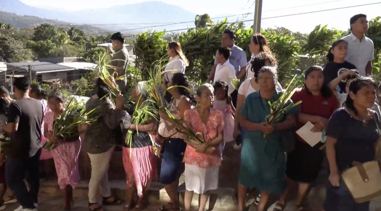 Católicos participan de la bendición de ramos para recibir la Semana Santa en El Salvador
