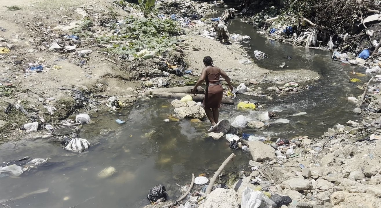 Residentes del barrio La Fe, en Los Alcarrizos, exigen acción urgente por cañada