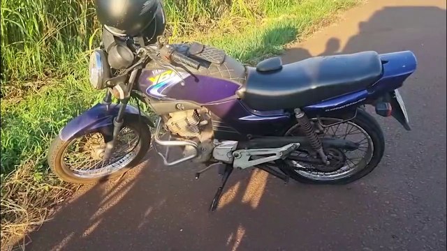 Socorristas médicos atendem vítimas de acidente de moto na PRc-467