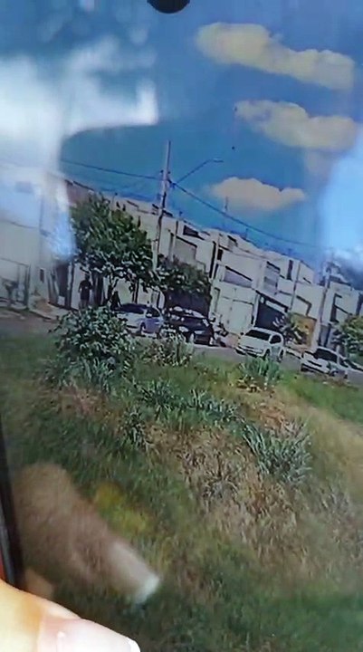 Câmera de segurança registra rajada de tiros disparados em frente a residência em Umuarama